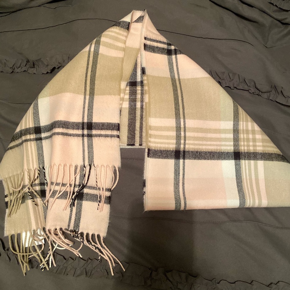 Scarf 🧣 - Picture 1 of 2